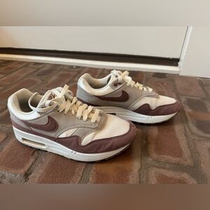 Nike Sneakers in Cream and Burgundy